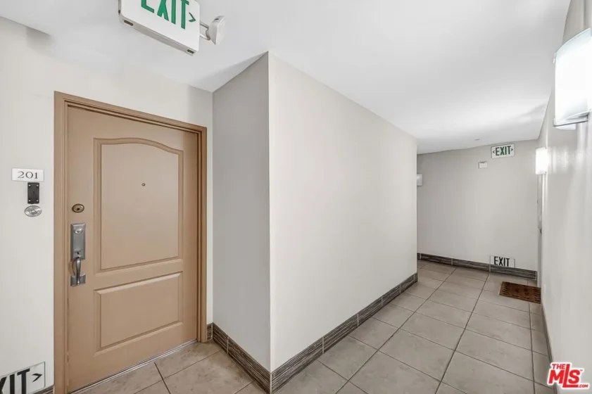 956 S Wilton Place #201 photo 17