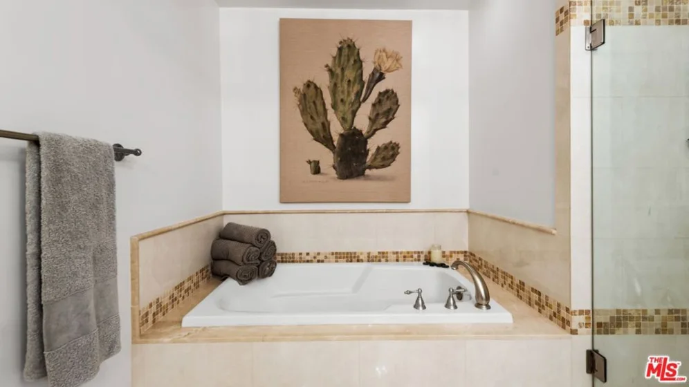 11582 Moorpark Street #104 photo 16