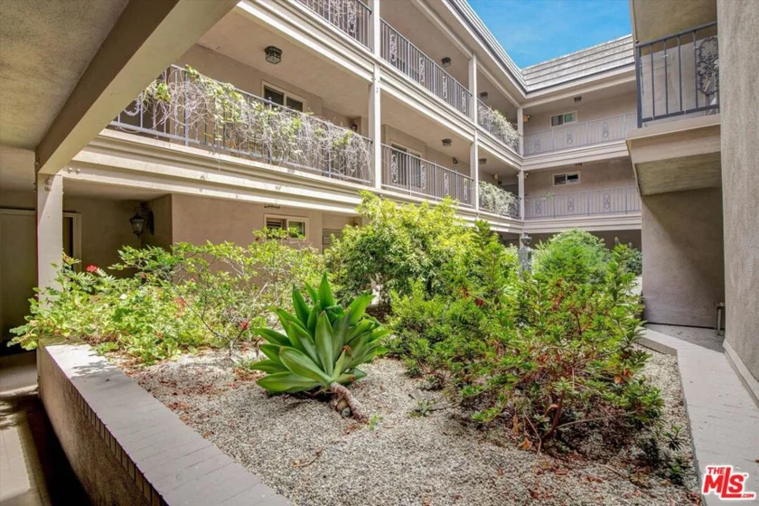439 N Doheny Drive #204 photo 1