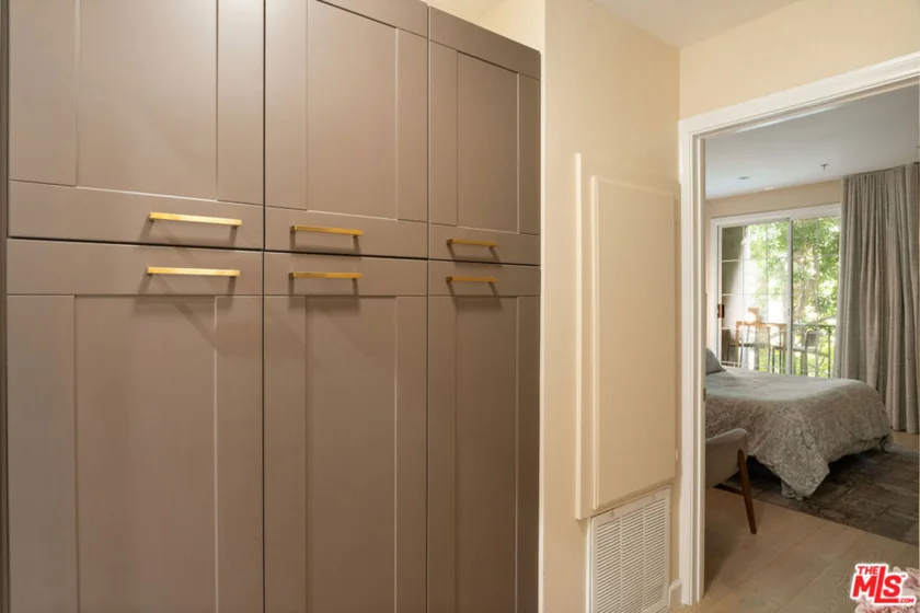 585 N Rossmore Avenue #407 photo 5