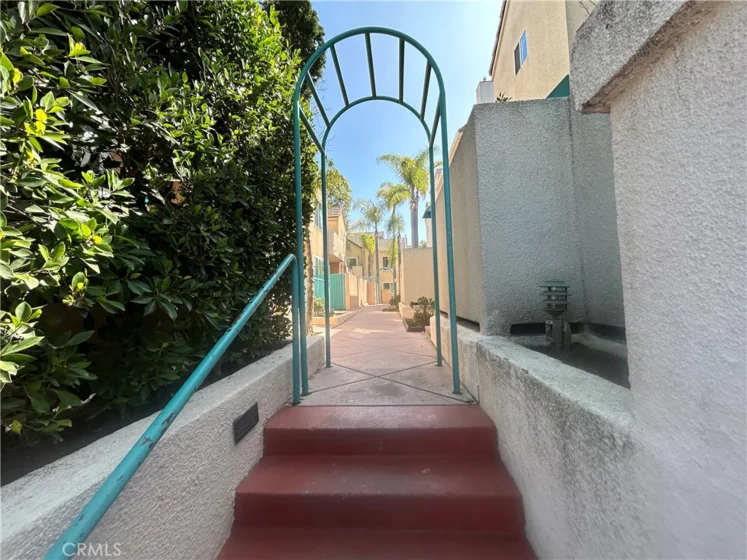 438 E Spruce photo 3