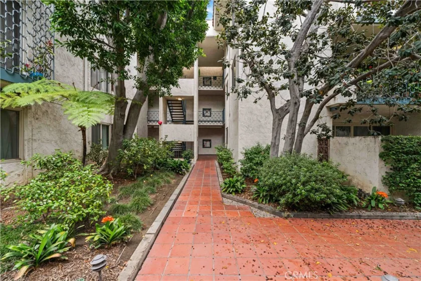 985 E California Boulevard photo 5