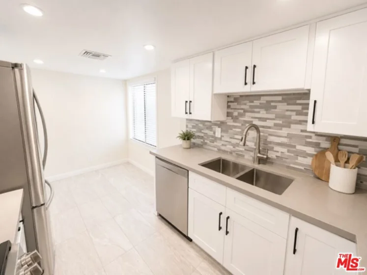 5009 Woodman Avenue #202 photo 17