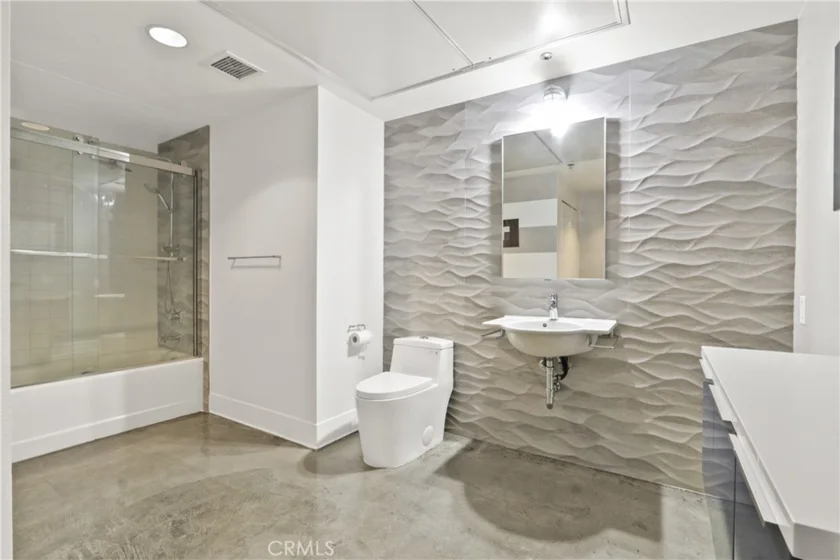 835 Locust #212 photo 21