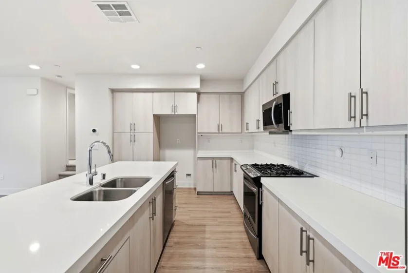 2111 N Cahuenga Boulevard #11 photo 52