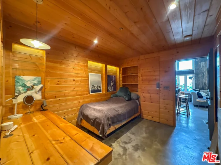 1037 N Laurel Avenue #10 photo 21