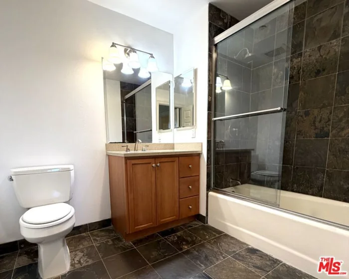 13941 Sherman Way #201 photo 4