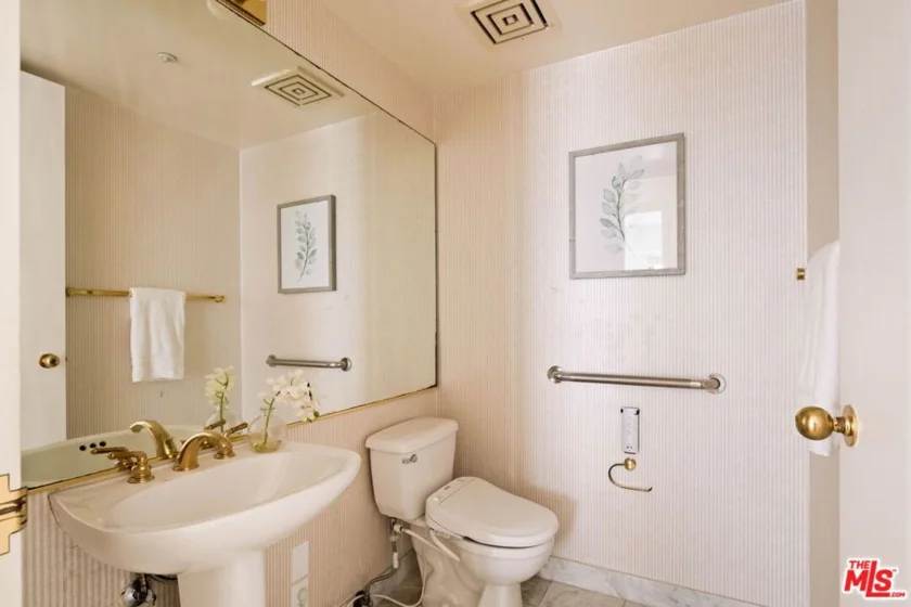 10520 Wilshire Boulevard #303 photo 10