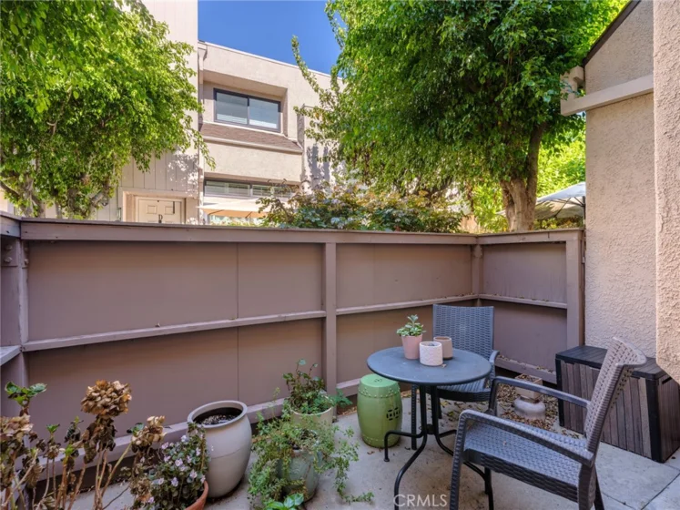 15223 Magnolia Boulevard #B photo 3