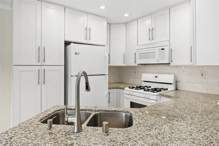 2576 Avenida Del Vista #204 photo 10