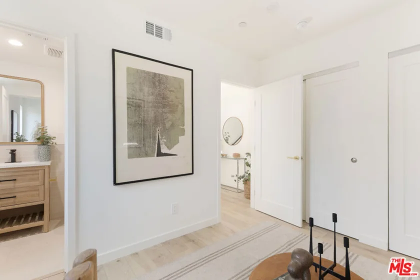 1233 N June Street photo 30