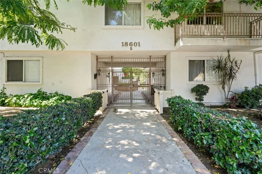 18601 Collins #D30 photo 1