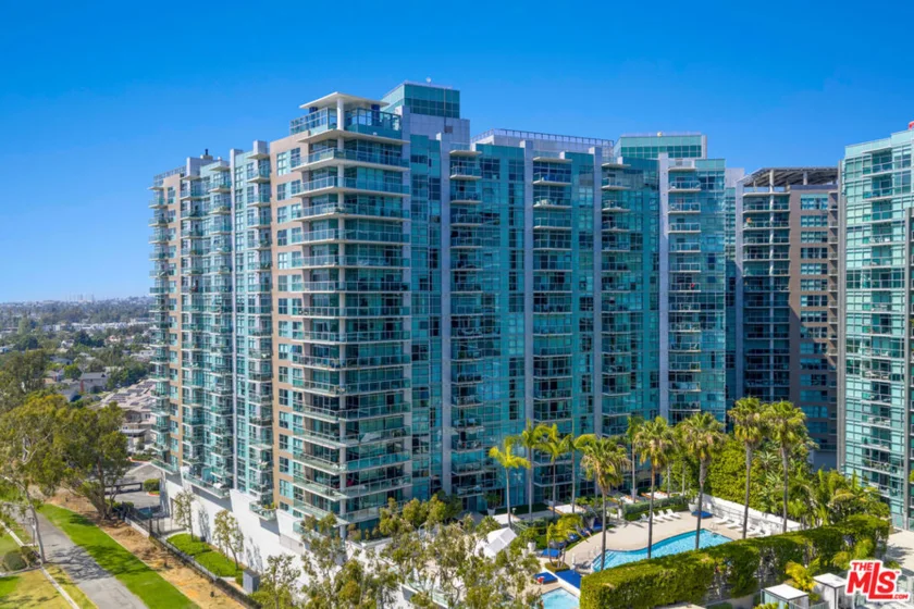 13700 Marina Pointe Drive #1126 photo 27