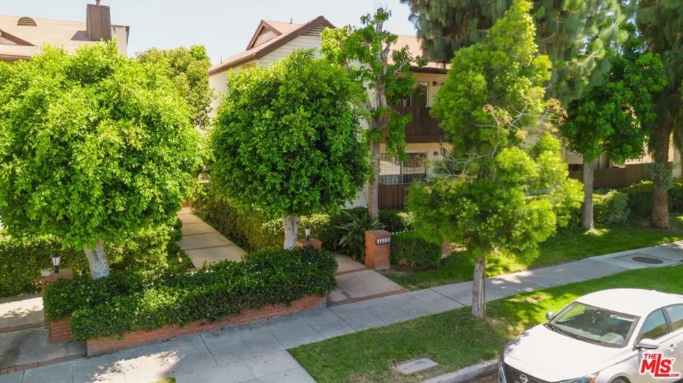 14980 Victory Boulevard #201 photo 39