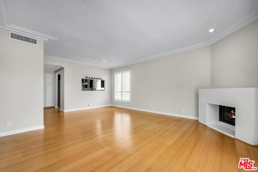 117 S Clark Drive #305 photo 2