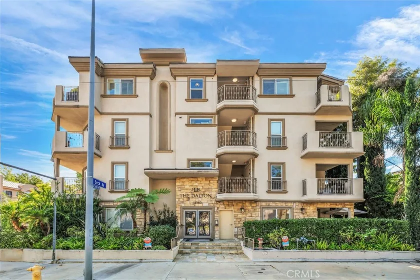 11540 Moorpark Street #403 photo 1