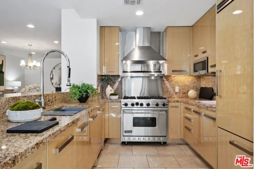 447 N Doheny Drive #102 photo 13