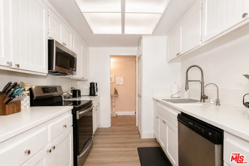 2385 Roscomare Road #D17 photo 14