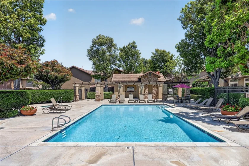 512 S Hollydale photo 46