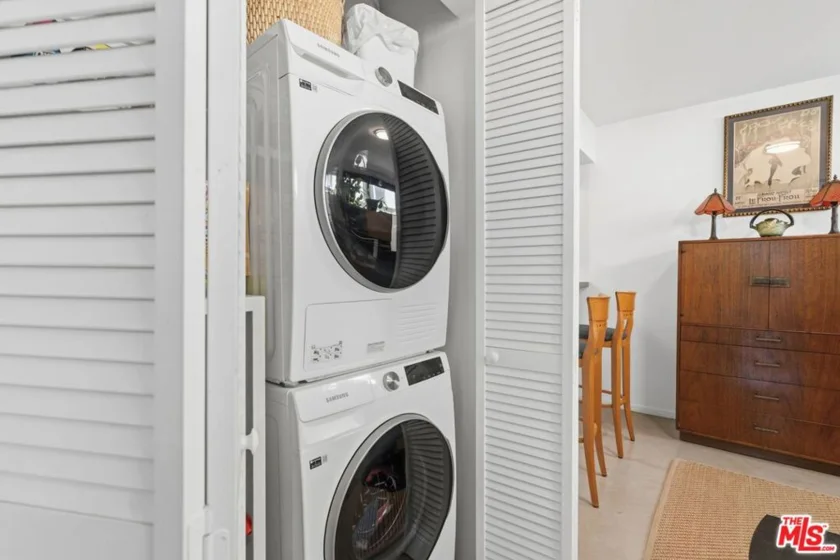 906 N Doheny Drive #221 photo 23