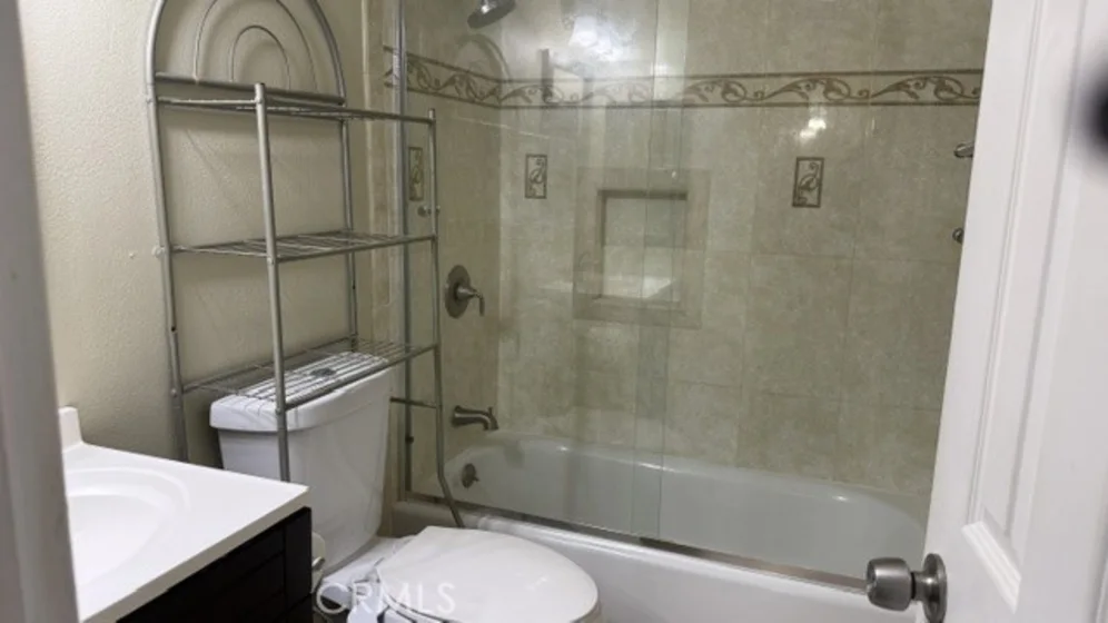 8188 Glengarry photo 29
