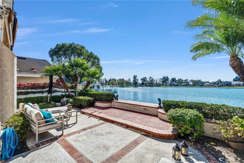 70 Fairlake photo 3