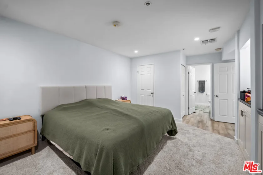 121 S Hope Street #517 photo 38