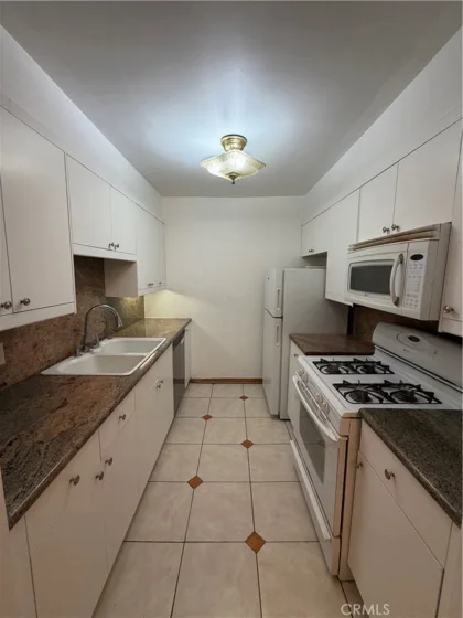 15344 Weddington St #204 photo 6