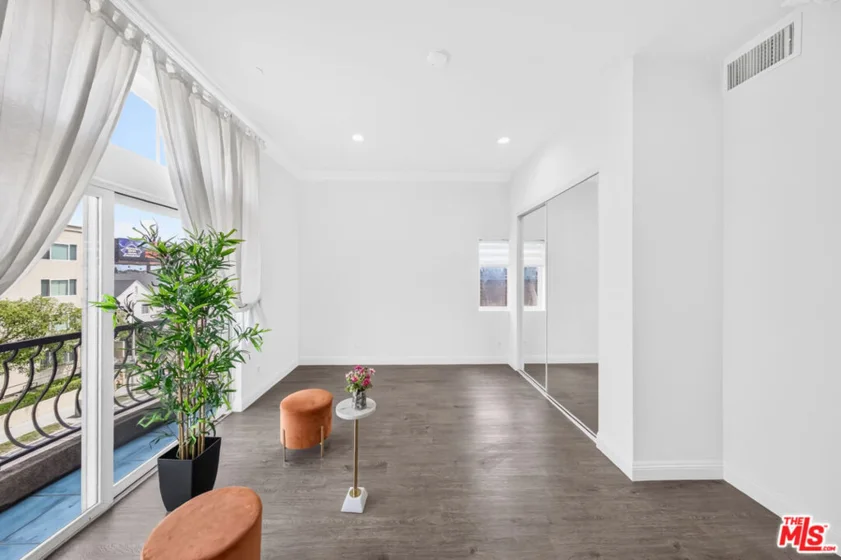 971 S St Andrews Place #301 photo 6