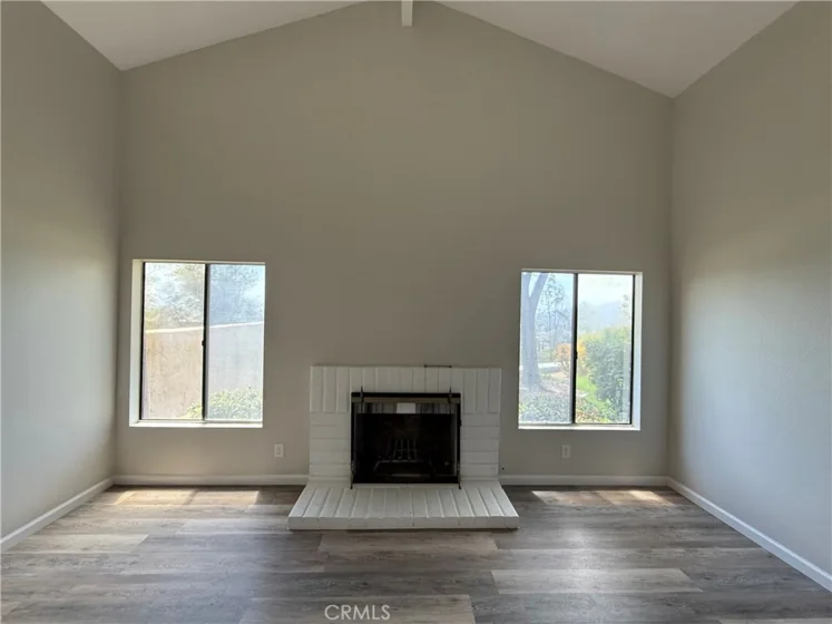 2055 Earl Glen photo 12