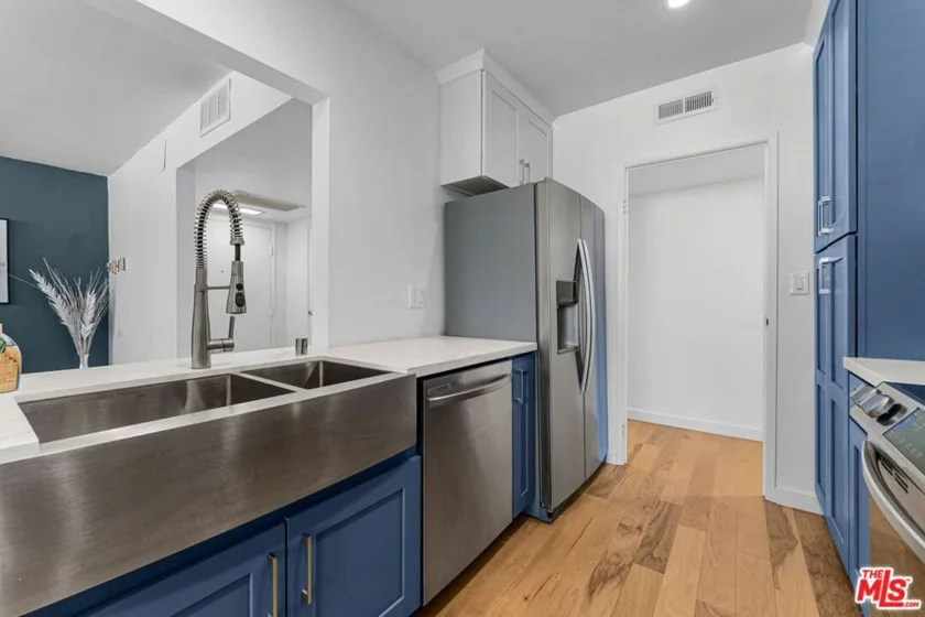 540 Kelton Avenue #501 photo 5