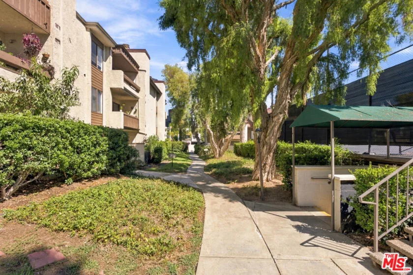5800 Owensmouth Avenue #76 photo 34