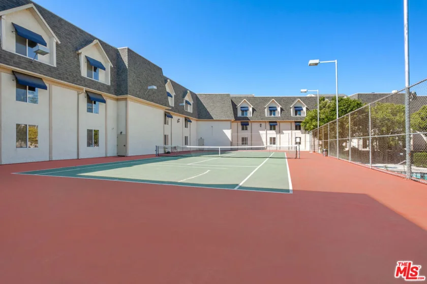 2385 Roscomare Road #D17 photo 8