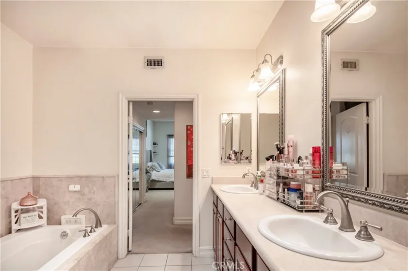 14242 Burbank #307 photo 20