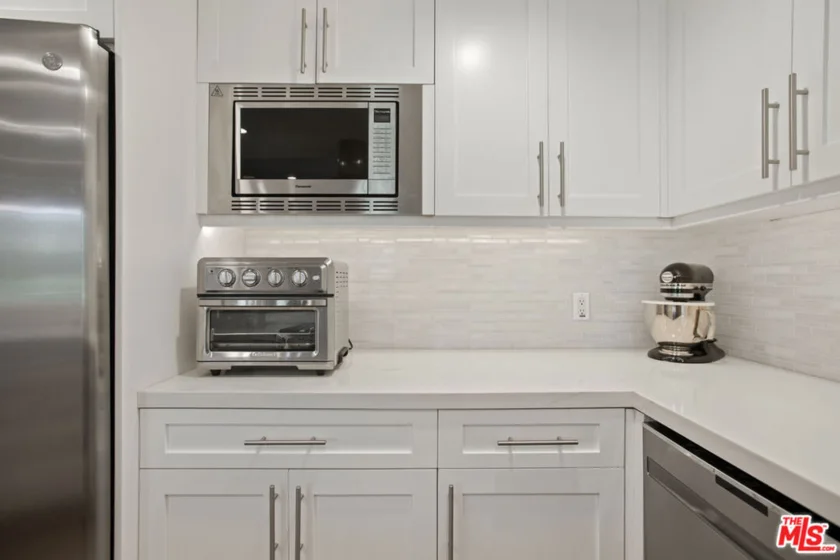 1426 N Laurel Avenue #110 photo 12