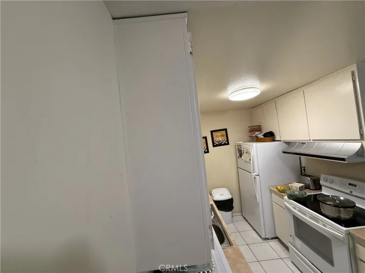 576 N Bellflower photo 4
