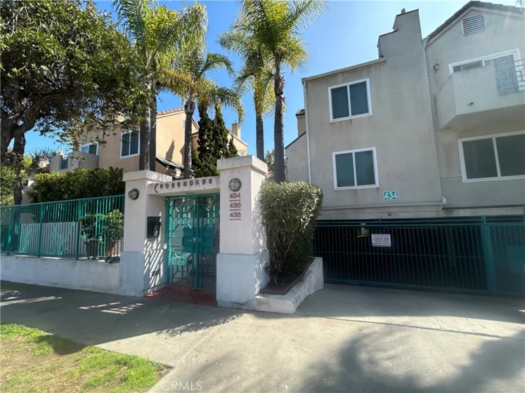 438 E Spruce photo 1