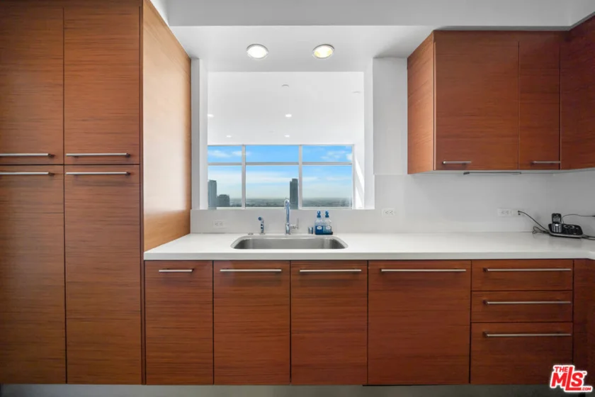 900 W Olympic Boulevard #32I photo 3