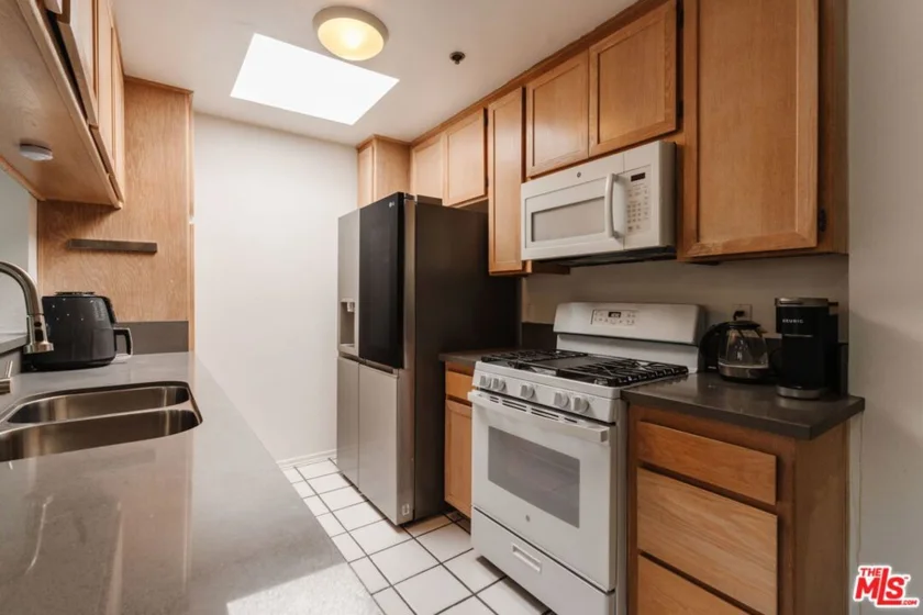 1731 Barry Avenue #214 photo 23