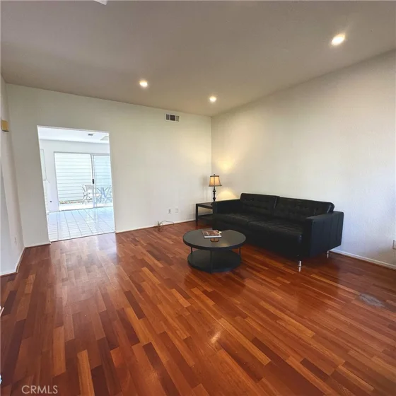458 Monroe photo 2