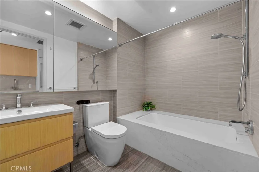 877 Francisco #517 photo 8