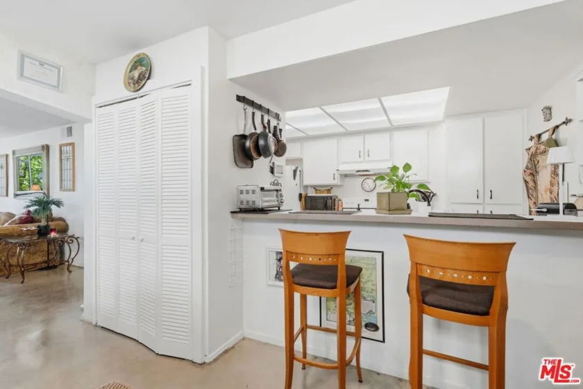 906 N Doheny Drive #221 photo 10