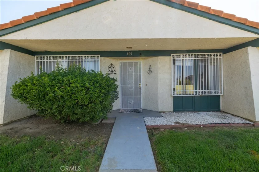305 King Court photo 1