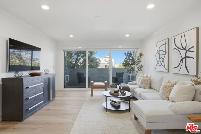 8400 De Longpre Avenue #209 photo 13