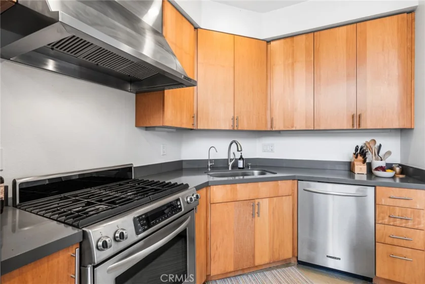 637 E 4th #B photo 6