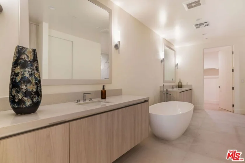 425 N Palm Drive #101 photo 27