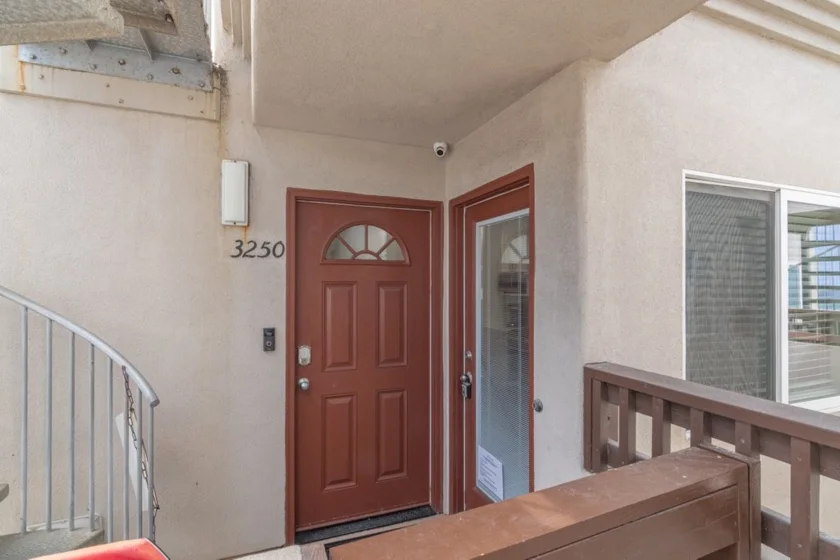 3250 Strandway photo 3