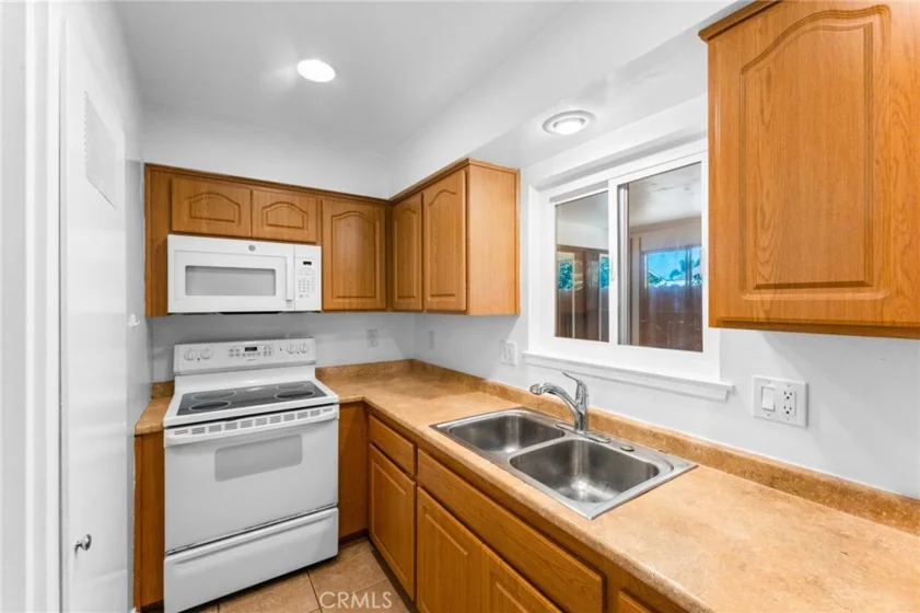 10203 Holburn photo 22