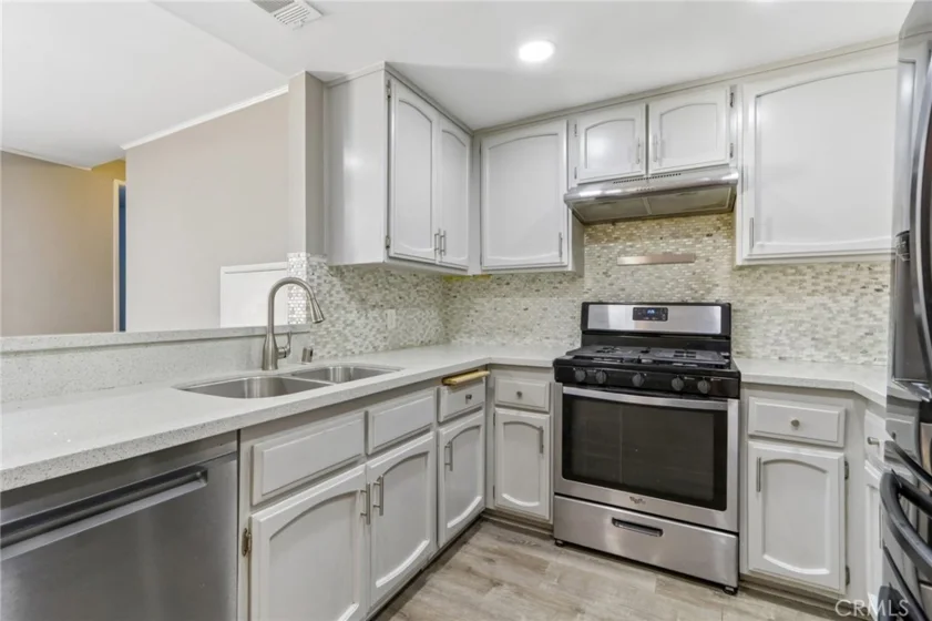 9600 Sylmar Avenue #19 photo 6