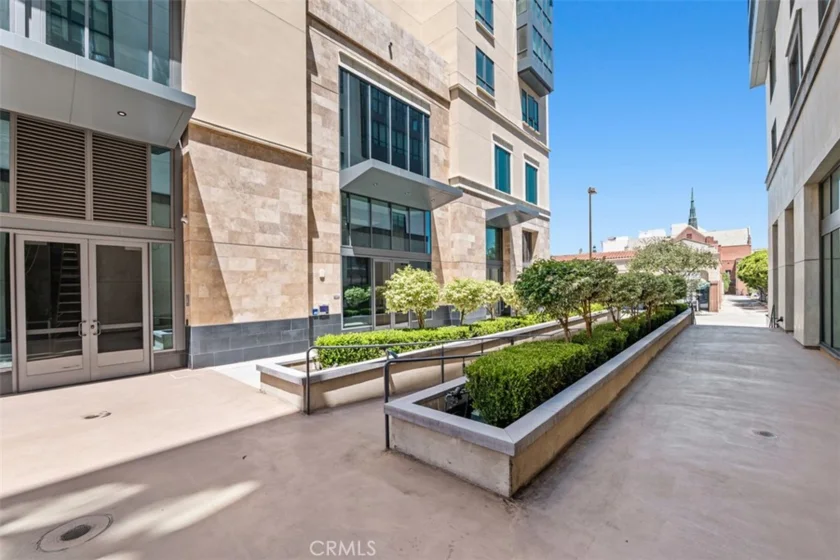 39 S Los Robles Avenue #6020 photo 2